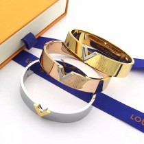 Louis Vuitton Exclusive Classic Letter V Bracelet
