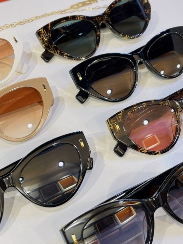Fendi Fashion New FE40037U Sunglasses Size: 50口19-145