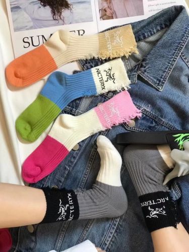 Arc'teryx Classic Logo Embroidery Cotton Socks Fashion Casual Candy Color Blocking Calf Socks 1 Pairs
