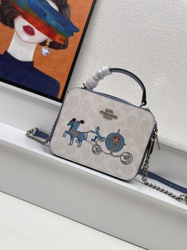 Gucci Kochi Disney Limited Edition Collaboration Diagonal Straddle Bag Size：18*14*6 CM