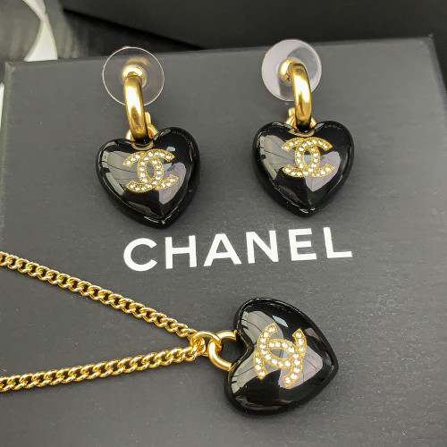 Chanel BlackThree-dimensional Peach Heart Earrings