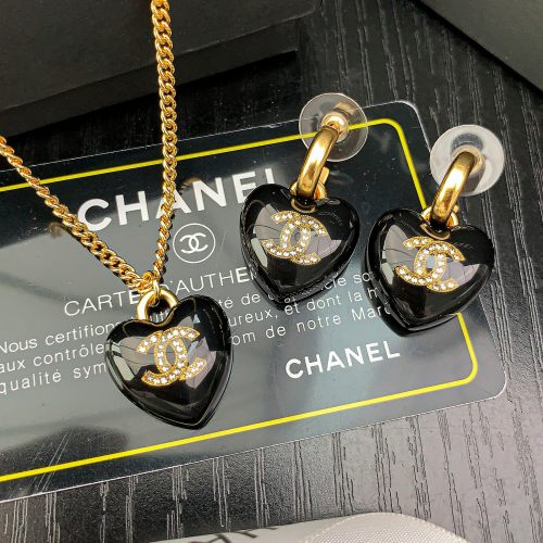 Chanel BlackThree-dimensional Peach Heart Pendant Necklace