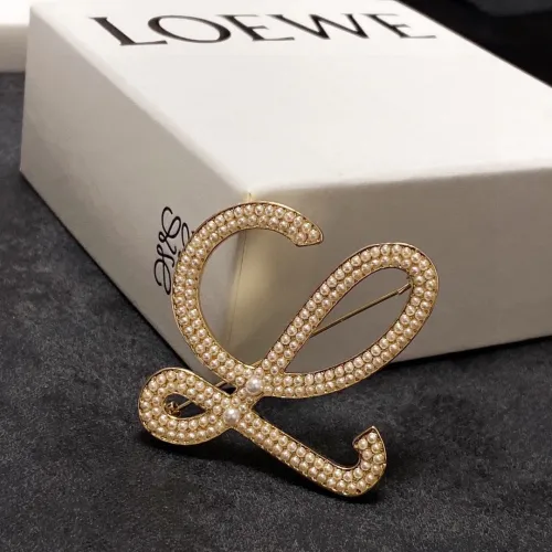 Loewe Fashion Elegant Pearl Gold Breastpin Clothing Decoration