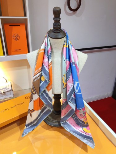 Louis Vuitton Classic Luggage Tag Twill Silk 90 * 90cm