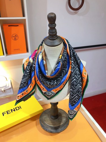 Fendi Versatile Travel Case Twill Silk Scarf 90 * 90cm