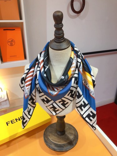 Fendi Fashion Clothing Display Cabinet Twill Silk Scarf 90 * 90cm