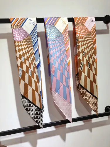 Fendi Light Luxury Colored Palace Twill Silk Square Scarf 90 * 90cm