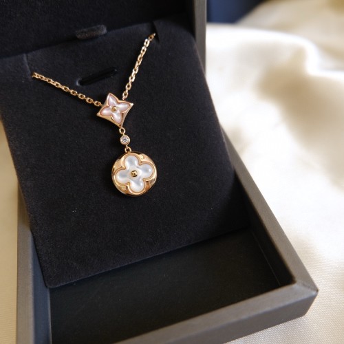 Louis Vuitton Monogram Flower White Powder Fritillaria Pendant Fashion Street Vintage Necklace