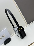 Dior New Retro Letter Embossed Cowhide Underarm Bag Size: 18 × 6.5 × 11 CM