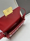 Dior New Retro Letter Embossed Cowhide Underarm Bag Size: 18 × 6.5 × 11 CM
