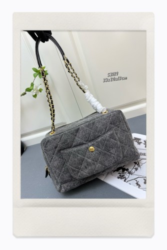 Chanel New Retro and Playful Hobo Cowboy Small Box Bag Size: 33 × 20 × 13 CM