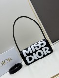 Dior New Retro Letter Embossed Cowhide Underarm Bag Size: 18 × 6.5 × 11 CM
