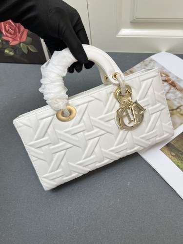 Dior Classic Leather Handbag Underarm Bag Horizontal Concubine Bag Size: 26x13.5x5 CM