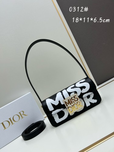 Dior New Retro Letter Embossed Cowhide Underarm Bag Size: 18 × 6.5 × 11 CM