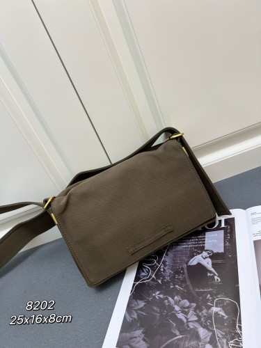 Burberry Classic New Embroidered War Horse Tote Bag Size: 25 x 8 x 16 CM