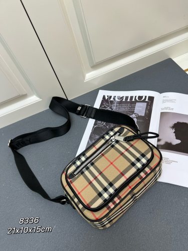 Burberry Classic Large Capacity Camera Bag Crossbody Bag Size: 21 × 10 × 15.5 CM