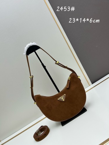Prada New Retro Leather Crescent Bag Size: 23 × 14 × 6 CM