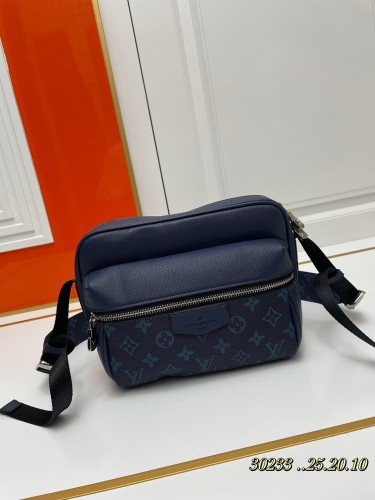 Louis Vuitton Classic Versatile Postman Bag Size: 25x20x10.5 CM