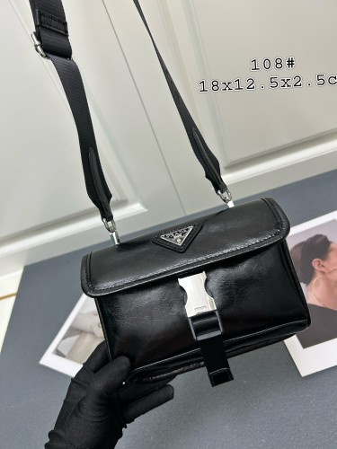 Prada Classic Retro Triangle Logo Crossbody Bag Size: 18x12.5x12.5CM