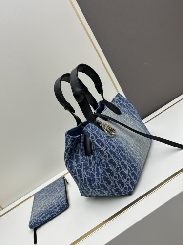 Dior Classic Casual Denim Handbag Size: 28.5 x 21.5 x 19 CM