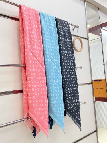 Louis Vuitton New Letter Logo Jacquard Square Towel Size: 145 * 145 CM