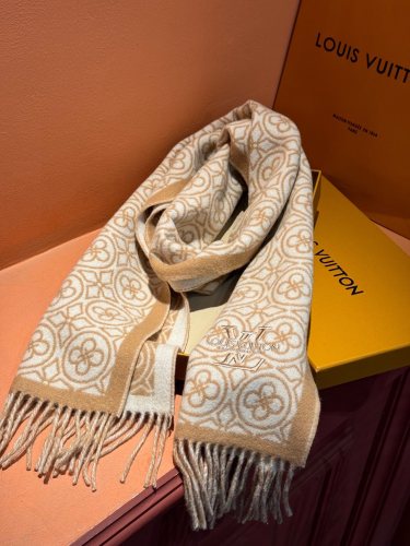 Louis Vuitton New Classic Clover Double sided Jacquard Lamb Fleece Scarf Size: 30 * 164 CM