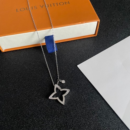 Louis Vuitton New Classic Versatile Clover Necklace