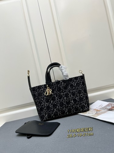 Dior New Elegant Extra Large Diamond Grid Coarse Flower Leather Tote Bag Size: 28.5 * 19 * 21CM