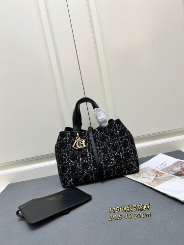 Dior New Elegant Extra Large Diamond Grid Coarse Flower Leather Tote Bag Size: 28.5 * 19 * 21CM