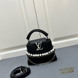 Louis Vuitton New Elegant Leather Flip Chain Mini Handbag Size: 21 × 13 × 8 CM