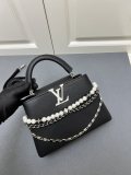 Louis Vuitton New Elegant Leather Flip Chain Handbag Size: 27 × 17 × 9CM