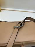 Fendi New Classic Leather Diagonal Cross Handbag Size: 22 × 13 × 4.5 CM