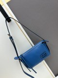 Fendi New Classic Leather Diagonal Cross Handbag Size: 22 × 13 × 4.5 CM