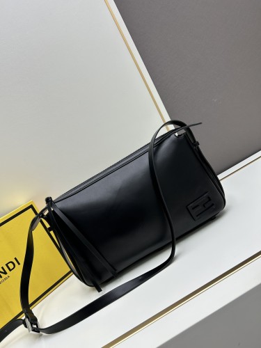 Fendi New Classic Leather Diagonal Cross Handbag Size: 34.5 × 20 × 4.5 CM