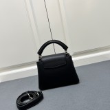 Louis Vuitton New Elegant Leather Flip Chain Mini Handbag Size: 21 × 13 × 8 CM