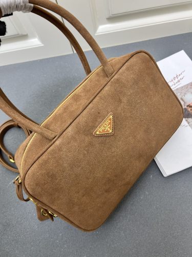Prada New Classic Triangle Logo Deer Leather Lock Head Diagonal Cross Handbag Size: 30 × 17.5 × 10 CM