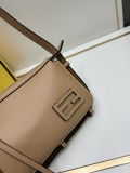 Fendi New Classic Leather Diagonal Cross Handbag Size: 22 × 13 × 4.5 CM