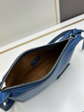 Fendi New Classic Leather Diagonal Cross Handbag Size: 22 × 13 × 4.5 CM