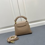 Louis Vuitton New Elegant Leather Flip Chain Mini Handbag Size: 21 × 13 × 8 CM