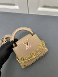 Louis Vuitton New Elegant Leather Flip Chain Mini Handbag Size: 21 × 13 × 8 CM