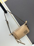 Fendi New Classic Leather Diagonal Cross Handbag Size: 22 × 13 × 4.5 CM