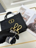 Dior New Classic Embossed Tote Shopping Bag Size: 27 × 21 × 14 CM