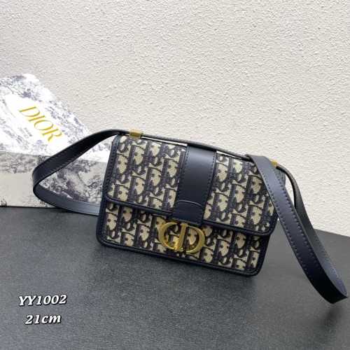 Dior New Classic Retro Elegant Flip Shoulder Bag Size: 21.5 x 12 x 6 CM
