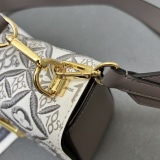 Louis Vuitton New Fashion Embroidered Cowhide Twisted Lock Handbag Crossbody Bag Size: 23 x 17 x 9.5 CM