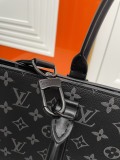 Louis Vuitton Classic Logo Embossed Casual briefcase Diagonal Span Bag Size: 31.0 x 39.0 x 8.5 CM