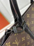 Louis Vuitton Classic Logo Embossed Casual briefcase Diagonal Span Bag Size: 31.0 x 39.0 x 8.5 CM