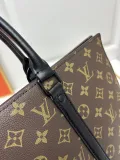 Louis Vuitton Classic Logo Embossed Casual briefcase Diagonal Span Bag Size: 31.0 x 39.0 x 8.5 CM