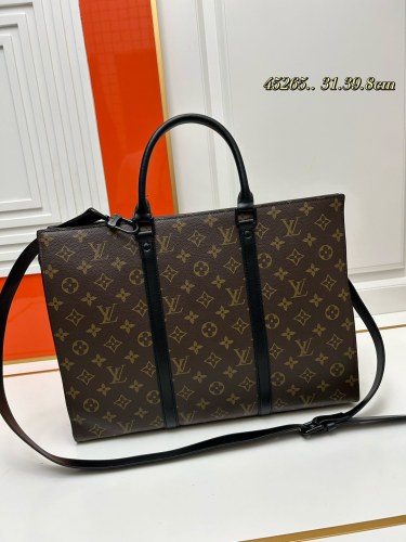 Louis Vuitton Classic Logo Embossed Casual briefcase Diagonal Span Bag Size: 31.0 x 39.0 x 8.5 CM