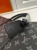 Louis Vuitton Classic Logo Embossed Casual briefcase Diagonal Span Bag Size: 31.0 x 39.0 x 8.5 CM