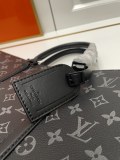 Louis Vuitton Classic Logo Embossed Casual briefcase Diagonal Span Bag Size: 31.0 x 39.0 x 8.5 CM